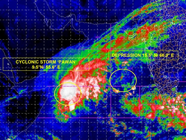 A rea de tempestade do ciclone tropical Pawan aparece  esquerda da imagem, enquanto uma depresso tropical perde fora na regio  direita da imagem. Crdito: Departamento Meteorolgico da ndia. 