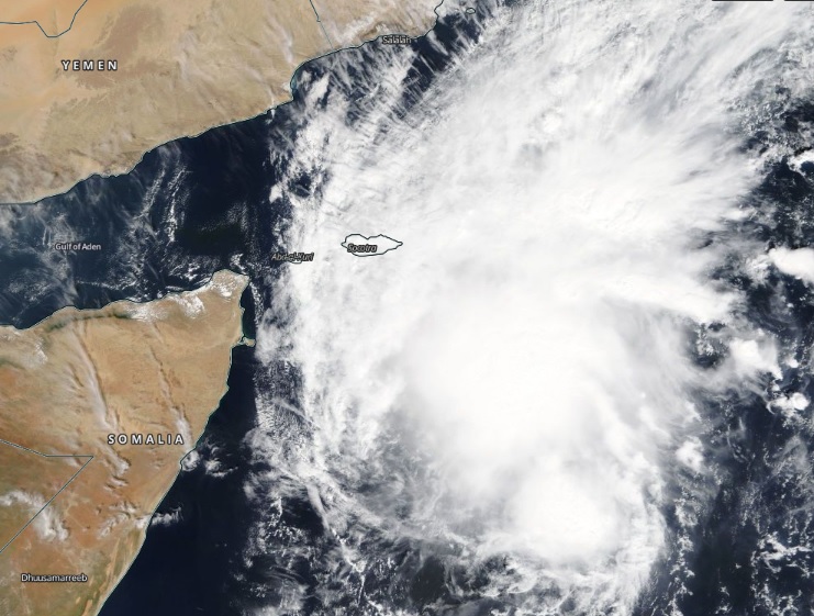 Imagem de satlite mostra o ciclone tropical Pawan atuando no Mar da Arbia, muito prximo  Somlia. Crdito: Worldview/NASA.