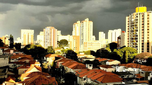 Fim de tarde na Vila Mariana aps temporal no dia 18 de fevereiro de 2020.Crdito: Eduardo Maya. Imagem divulgada pelo facebook.  