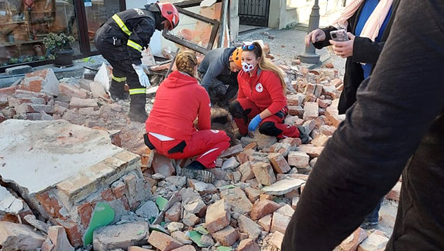 Voluntrios da Cruz Vermelha ajudam a populao de Petrinja aps o violento tremor de magnitude 6.4 atingir a regio na manh desta tera-feira, dia 29. Crdito: Imagem divulgada pelo twitter @IFRC Europe
