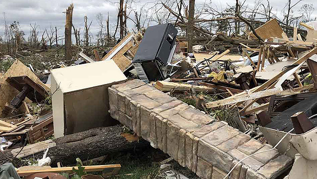 Destruio em Monroe, na Louisiana, aps passagem de tornados. Tempestades deixaram 32 mortos nos EUA em dois dias. Crdito da imagem Daniel McCarth, divulga pelo twitter @MicroCapONews<BR>