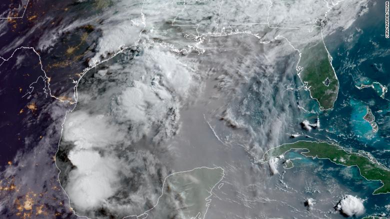 Imagem de satlite mostra a grande nuvem de poeira Godzilla cobrindo o Golfo do Mxico nesta manh do dia 25. A poeira atingiu vrios pases e ilhas do Caribe, a costa do Panam e avana pela costa norte-americana. Crdito: NASA. 