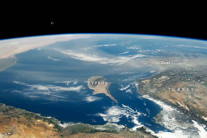 Extensa nuvem de poeira sobre o Mediterrneo fotografada pelos astronautas da ISS em 10 de junho. Crdito: NASA.