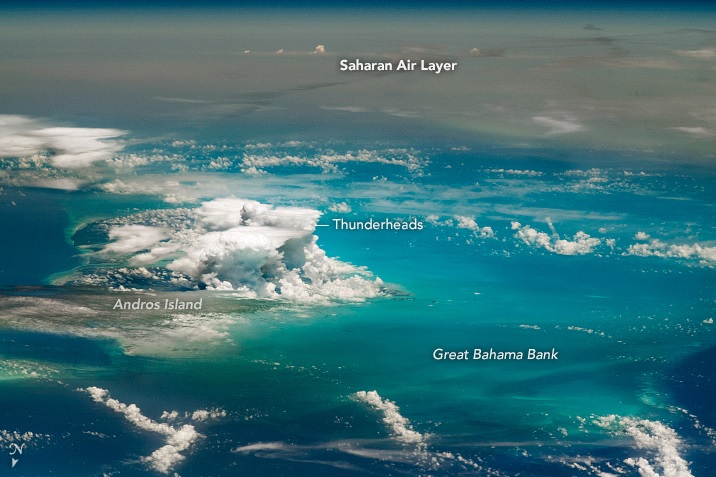 A densa nuvem de poeira vinda do Saara domina o mar do Caribe, enquanto nuvens de tempestade se formam sobre a Ilha Andros, nesta foto tirada por astronautas da ISS em 23 de junho. Crdito: NASA. 