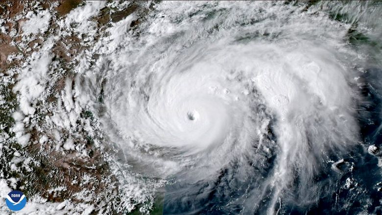 O grande furaco Laura alcanou a categoria 4 na tarde desta quarta-feira, dia 26 de agosto. Os ventos mximos sustentados so de 220 km/h. Crdito: NOAA