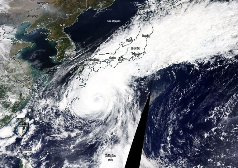 Imagem de satlite  mostra a posio do forte tufo Chan Hom, prximo ao sul e sudeste do Japo no dia 8 de outubro. O tufo deve impactar a regio na sexta-feira. Crdito: Worldview/NASA. 