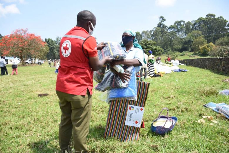 Equipes da Cruz Vermelha ajudam s famlias de Goma atingidas pela erupo do Nyiragongo. Crdito: Imagem divulgada pelo twitter oficial @IFRCAfrica 
