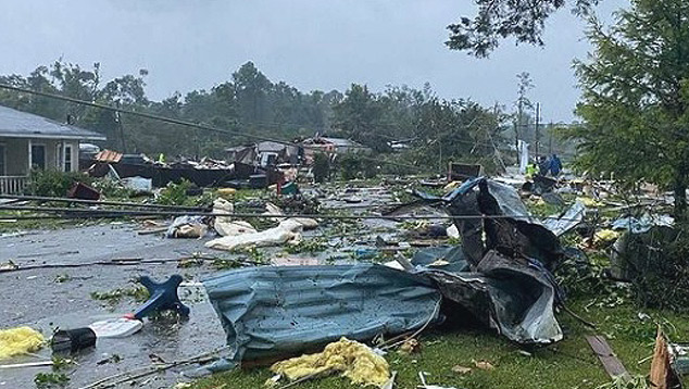 Destruio em Brewton, no Alabama, aps passagem de um tornado no sbado. Crdito: Divulgao Instagram @wvtm13/ Foto: Alicia Jossey
