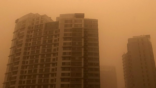 Vista fotografada em Pequim na manh de segunda-feira. Regio foi atingida pela tempestade de areia mais intensa dos ltimos 10 anos. Crdito: Imagem divulgada pelo twitter oficial @onlyyoontv 