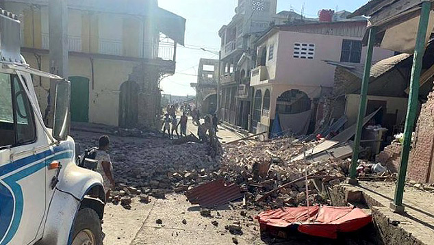 Destruio em Les Cayes, no sudoeste do Haiti, atingida pelo intenso terremoto de 7.2 magnitudes neste sbado. Crdito: Imagem divulgada pelo twitter oficial @HBEAUCEJOUR
