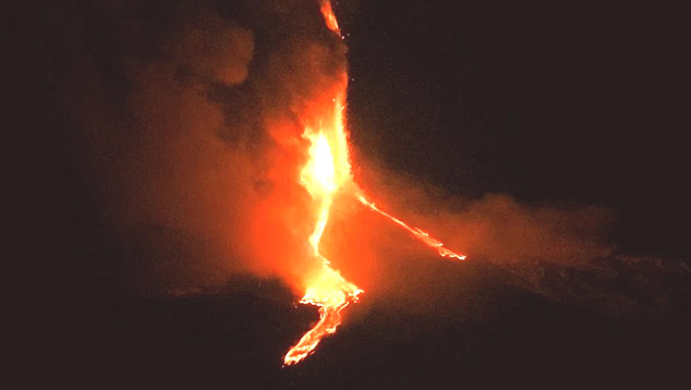 Vrios fluxos de lava foram derramados da cratera sudeste na madrugada desta quinta-feira. A vista  o lado leste do vulco Etna. Crdito: INGV. 