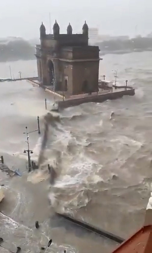 Reproduo da rea do Hotel Taj, em Mumbai, fortemente inundada. Crdito: Imagem reproduzida no twitter. 
