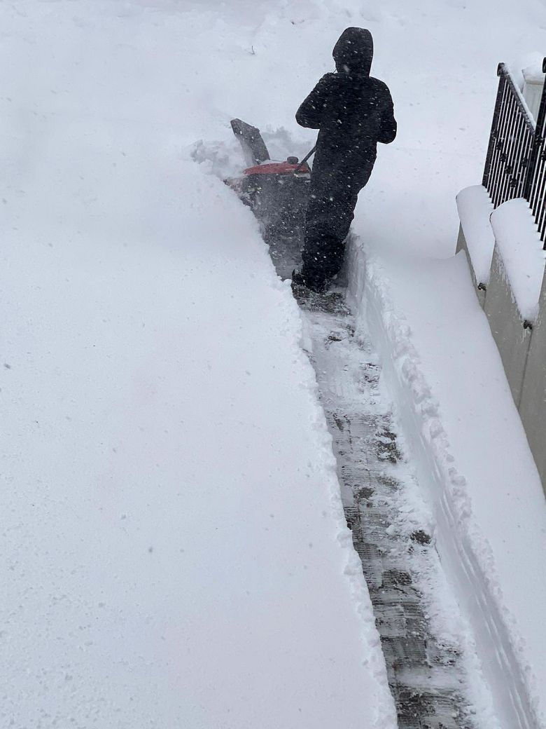 Nesta casa em Cresskill, em Nova Jersey, a neve chegou a altura do joelho. Crdito: Foto: MLGM, cortesia para o Painel Global. 