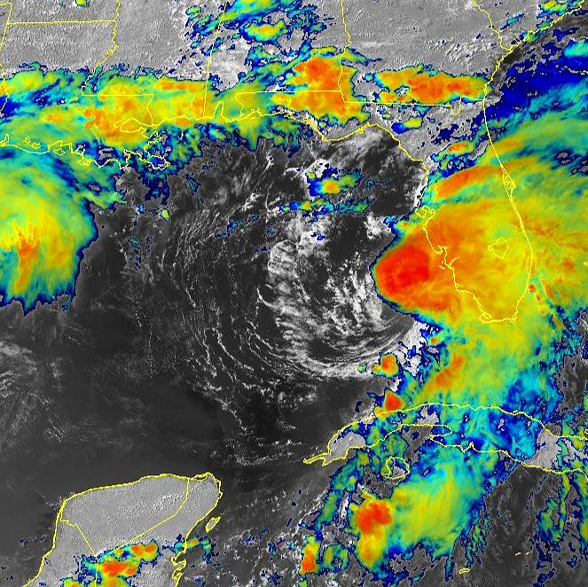 Imagem de satlite mostra a tempestade tropical Elsa muito perto da costa oeste da Flrida nesta tera-feira. Elsa possivelmente vai evoluir de novo para um furaco antes de tocar o solo. Crdito: NOAA