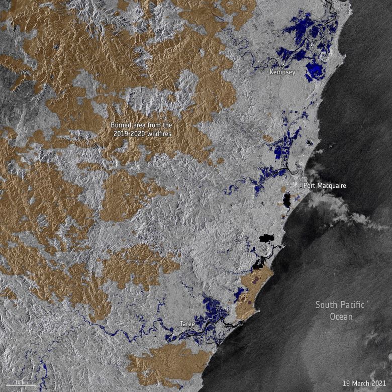 Imagem composta gerada por dados do Sentinel-1, da ESA, mostra o contraste das reas inundadas e devastadas pelo fogo na Austrlia. Crdito: ESA.