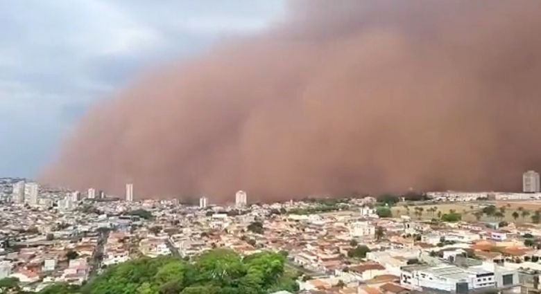 Enorme tempestade de poeira avana sobre Franca, no interior de So Paulo, na tarde do domingo, lembrando os grandes haboobs de desertos. Crdito: Imagem reproduzida em redes sociais/ Divulgao @EstevaldoCarne