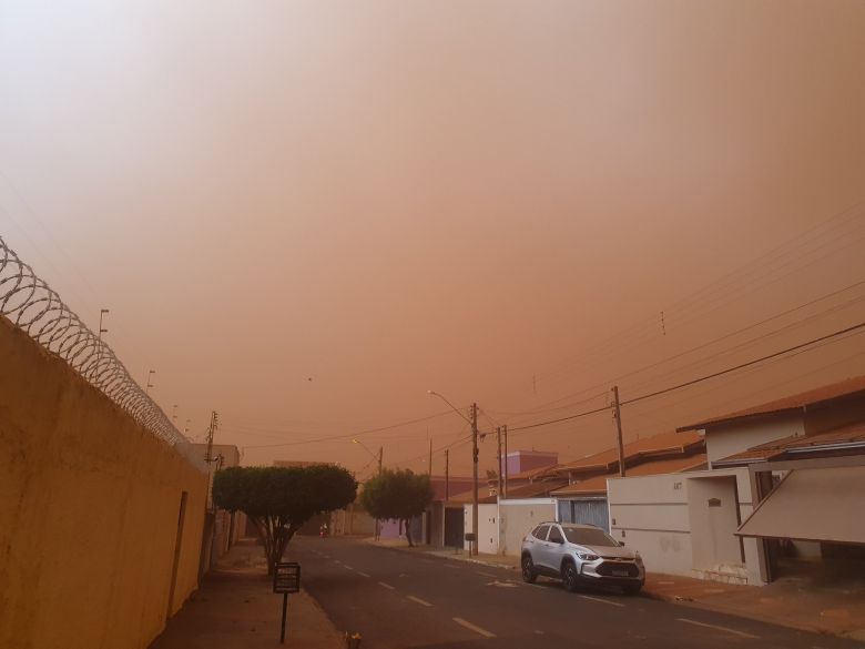 Tempestade de poeira se espalha por Barretos, no interior de So Paulo, na tarde do domingo, dia 26. Crdito: Divulgao redes sociais/@ArthurgtaX