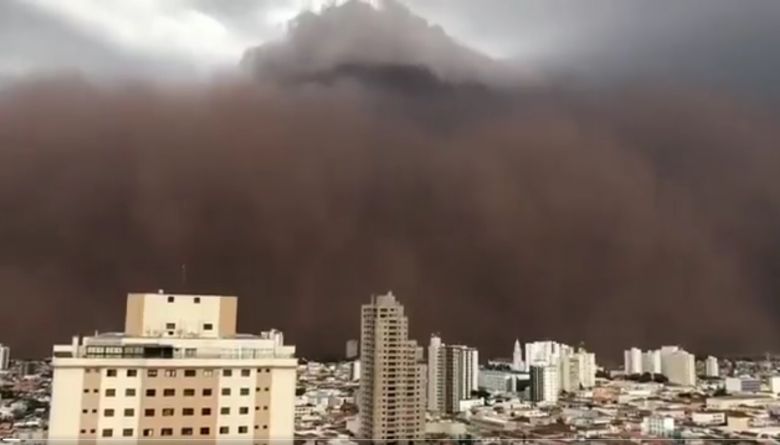 Tempestade de poeira avana sobre Franca no interior de So Paulo na tarde do domingo, dia 26. Crdito: Divulgao Redes Sociais. 