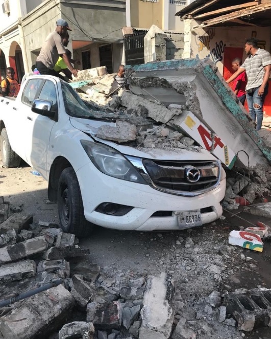 Imagem da destruio no Haiti atingido pelo intenso terremoto de 7.2 magnitudes neste sbado. Crdito: Imagem divulgada pelo twitter @paulwidler20