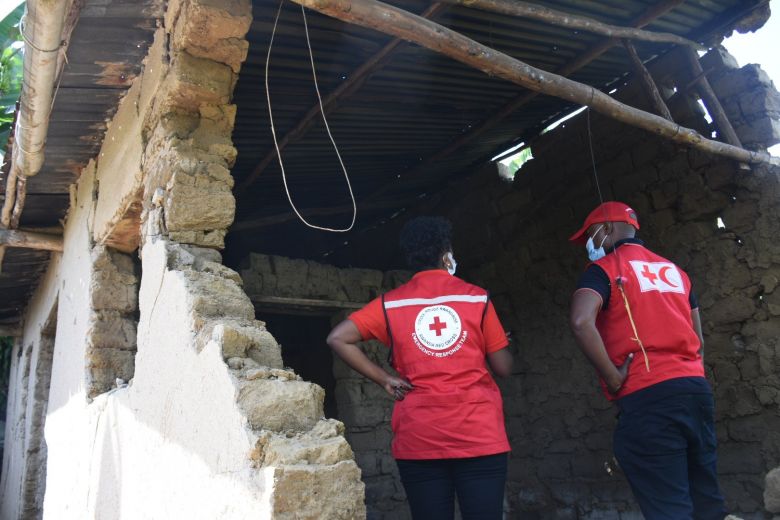 Equipes da Cruz Vermelha trabalham no levantamento de danos em Ruanda causados por terremotos aps a erupo do Nyiragongo h quase dez dias. Crdito: Imagem divulgada pelo twitter oficial @Rwandaredcross