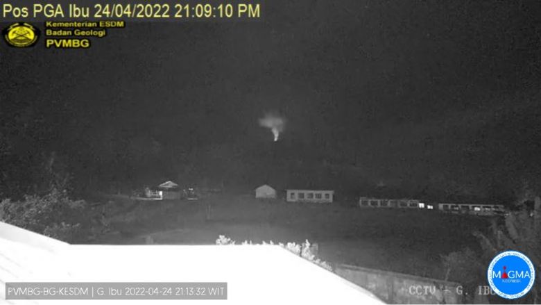 Imagem noturna do Ibu em erupo no domingo, dia 24. Crdito: PVMBG/MAGMA