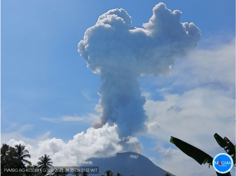 Monte Ibu continuava em atividade expelindo grande quantidade de cinzas vulcnicas na segunda-feira, dia 25 de abril. Crdito: PVMBG/MAGMA