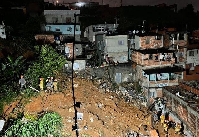 Bombeiros trabalham na busca por desaparecidos no grande deslizamento em Franco da Rocha, regio metropolitaba de So Paulo em janeiro de 2022. Crdito: Divulgao Prefeitura de Franco da Rocha 