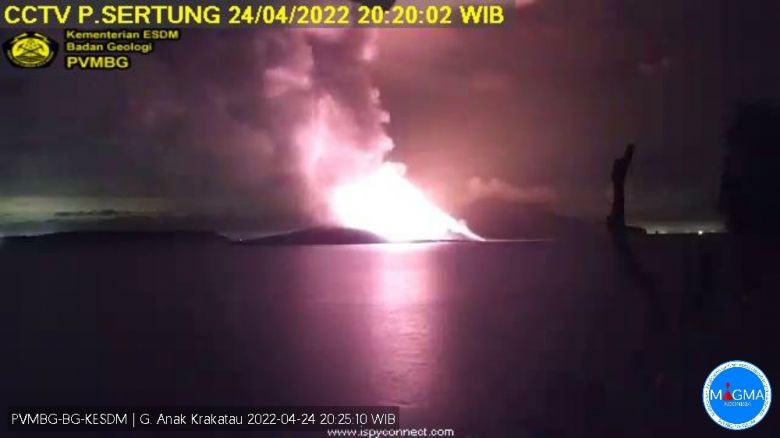 Vulco Anak Krakatoa em erupo no domingo, dia 24 de abril, no oeste da Indonsia. Crdito: PVMBG/MAGMA