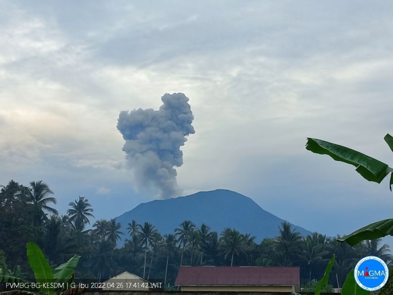 Monte Ibu, na ilha Halmahera, no leste da Indonsia, em erupo nesta tera-feira, dia 26 de abril. Crdito: PVMBG/MAGMA
