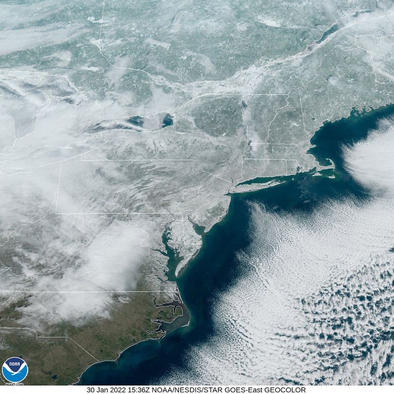 Imagem de satlite mostra a grande cobertura de neve da Carolina do Norte ao Maine na manh deste domingo, 30 de janeiro. Crdito: NOAA
