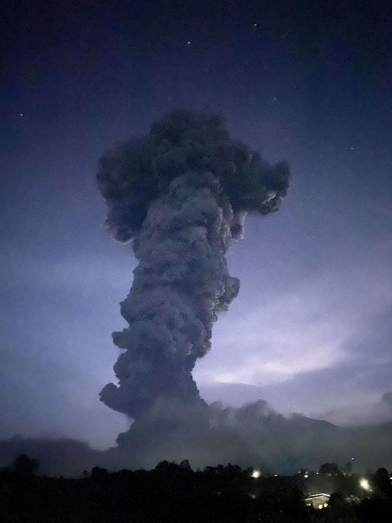 Uma grande coluna de cinzas se formou durante a erupo do Kanlaon na noite do dia 3. Crdito: Ethan Asentista-Khoo via facebook  