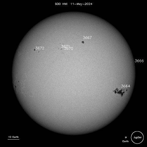 A grande mancha solar AR3664 aparaece  direita nesta imagem do sol do dia 11 de maio. O tamanho  pelo menos 15x maior que a Terra. Crdito: NOAA/Apolo11