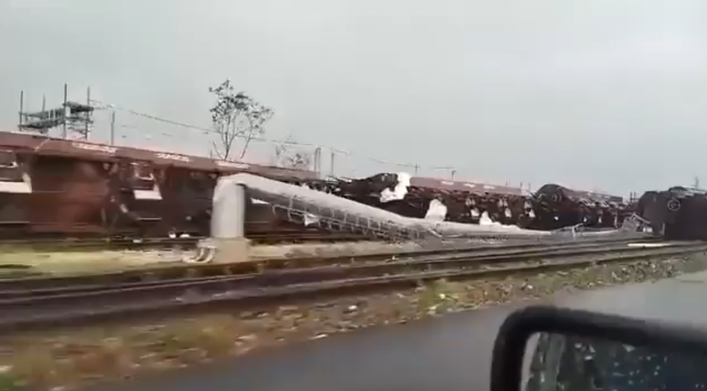 A fora dos ventos de um tornado derrubou vages de trem na provncia de Mntua, na Lombardia. Crdito: reproduo via X @chematierra<BR>